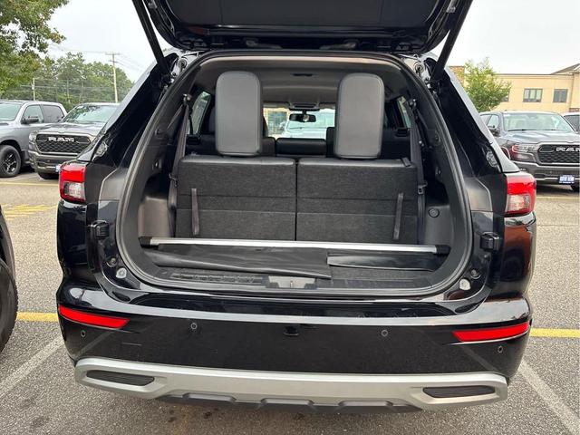 Photo of 2022 Labrador Black Pearl Mitsubishi Outlander