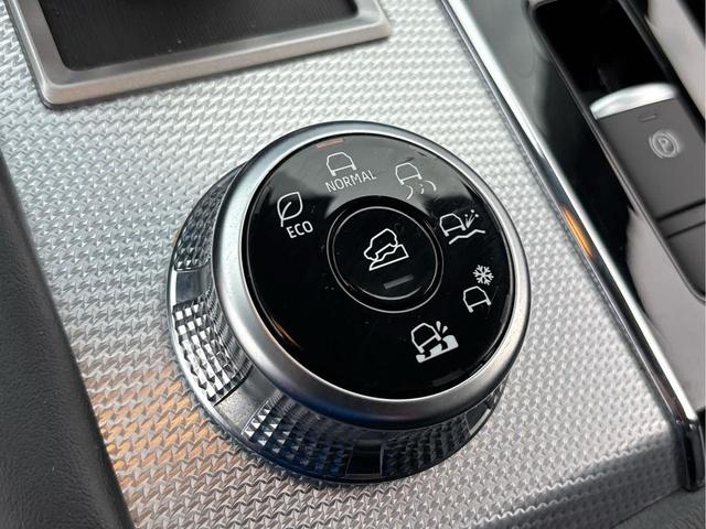 Photo of 2022 Labrador Black Pearl Mitsubishi Outlander