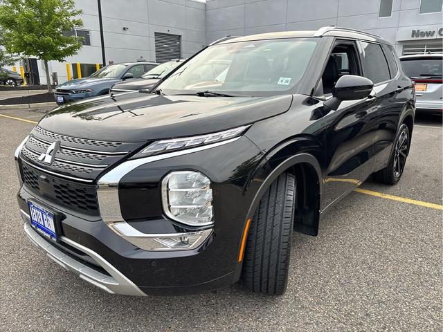 Photo of 2022 Labrador Black Pearl Mitsubishi Outlander