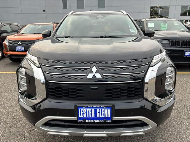 Photo of 2022 Labrador Black Pearl Mitsubishi Outlander