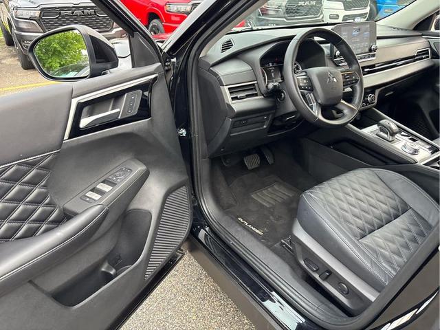 Photo of 2022 Labrador Black Pearl Mitsubishi Outlander