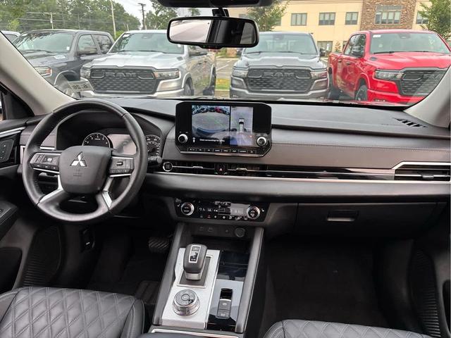 Photo of 2022 Labrador Black Pearl Mitsubishi Outlander