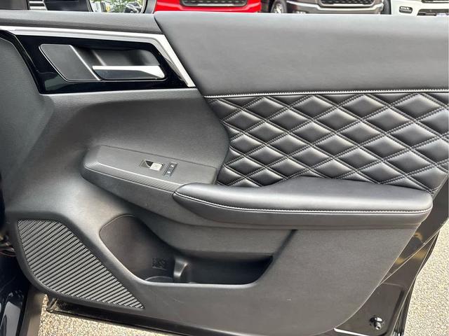 Photo of 2022 Labrador Black Pearl Mitsubishi Outlander