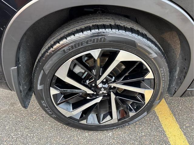 Photo of 2022 Labrador Black Pearl Mitsubishi Outlander