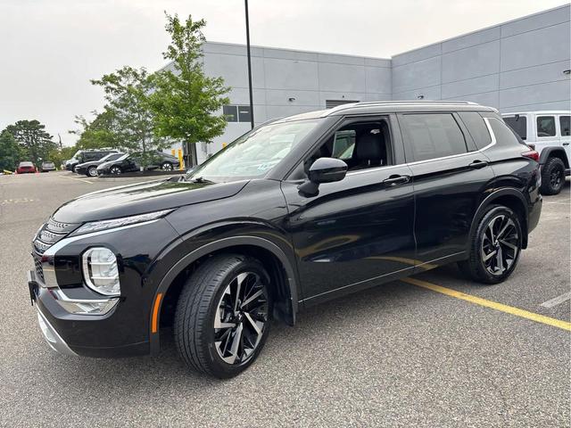 Photo of 2022 Labrador Black Pearl Mitsubishi Outlander