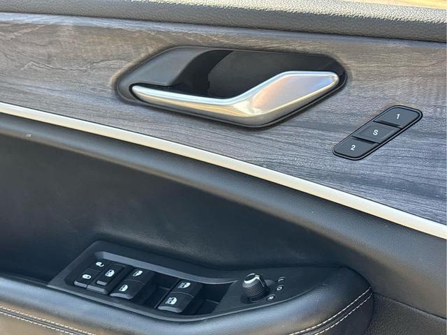Photo of 2021 Bright White Clearcoat Jeep Grand Cherokee L