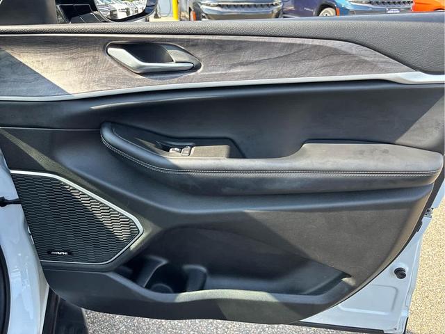Photo of 2021 Bright White Clearcoat Jeep Grand Cherokee L