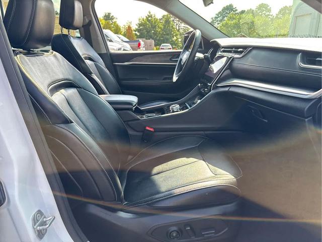 Photo of 2021 Bright White Clearcoat Jeep Grand Cherokee L