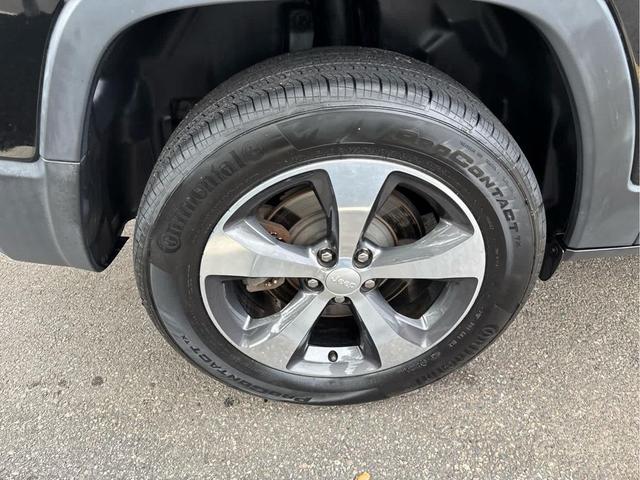 Photo of 2019 Diamond Black Crystal Pearlcoat Jeep Cherokee