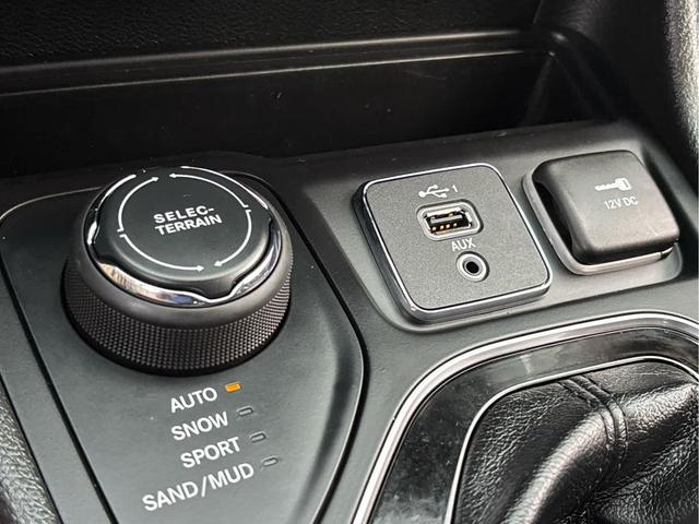 Photo of 2019 Diamond Black Crystal Pearlcoat Jeep Cherokee