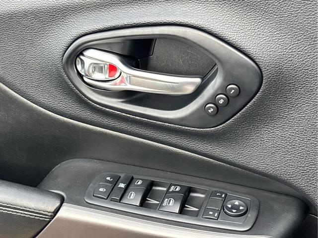 Photo of 2019 Diamond Black Crystal Pearlcoat Jeep Cherokee