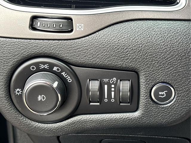 Photo of 2019 Diamond Black Crystal Pearlcoat Jeep Cherokee