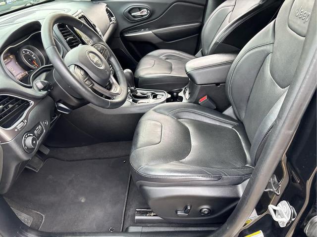 Photo of 2019 Diamond Black Crystal Pearlcoat Jeep Cherokee