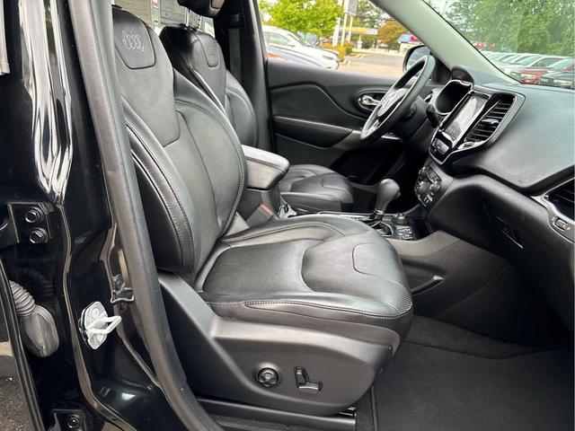 Photo of 2019 Diamond Black Crystal Pearlcoat Jeep Cherokee