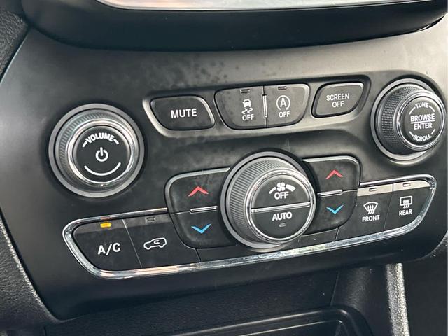Photo of 2019 Diamond Black Crystal Pearlcoat Jeep Cherokee