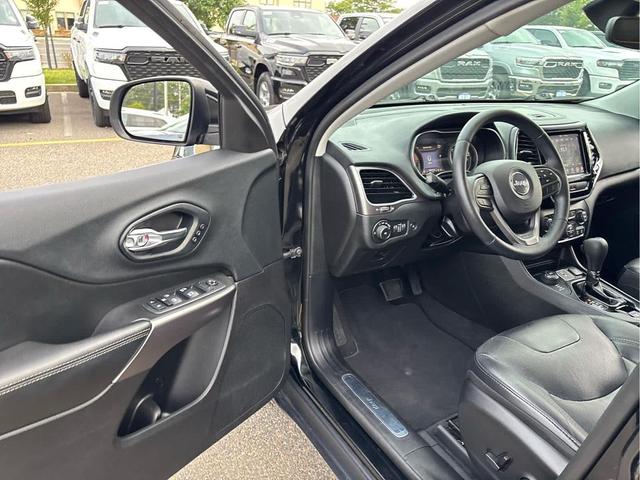 Photo of 2019 Diamond Black Crystal Pearlcoat Jeep Cherokee