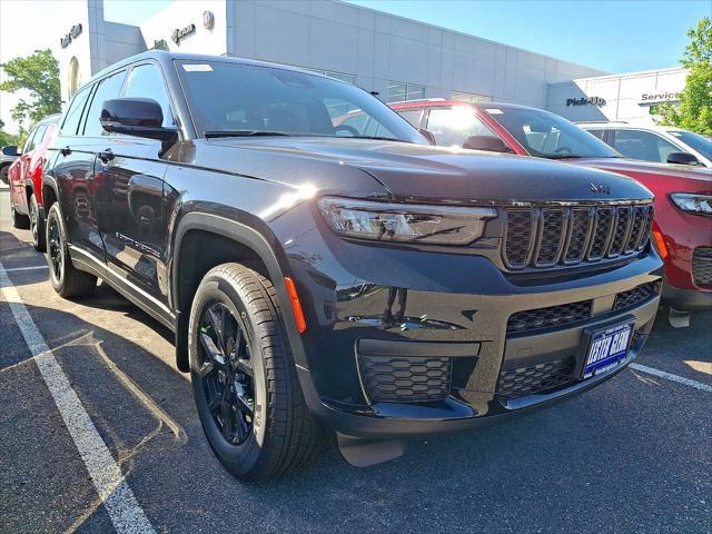 Photo of 2025 Diamond Black Crystal Pearlcoat Jeep Grand Cherokee L