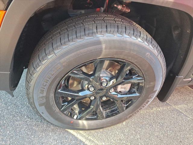 Photo of 2025 Diamond Black Crystal Pearlcoat Jeep Grand Cherokee L