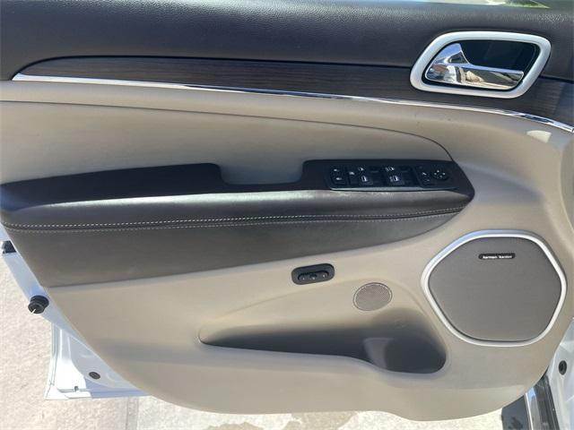 Photo of 2020 Ivory Jeep Grand Cherokee