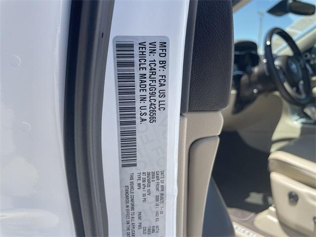 Photo of 2020 Ivory Jeep Grand Cherokee