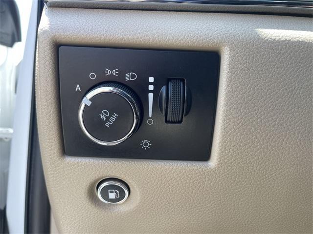 Photo of 2020 Ivory Jeep Grand Cherokee