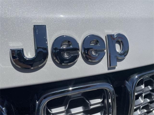 Photo of 2020 Ivory Jeep Grand Cherokee