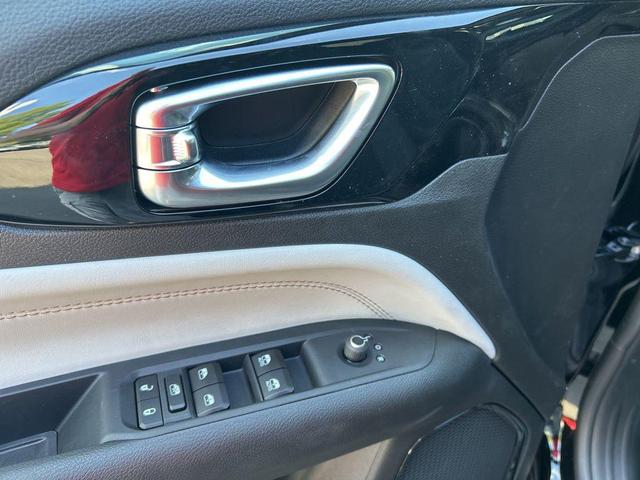 Photo of 2025 Diamond Black Crystal Pearlcoat Jeep Compass
