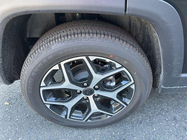 Photo of 2025 Diamond Black Crystal Pearlcoat Jeep Compass