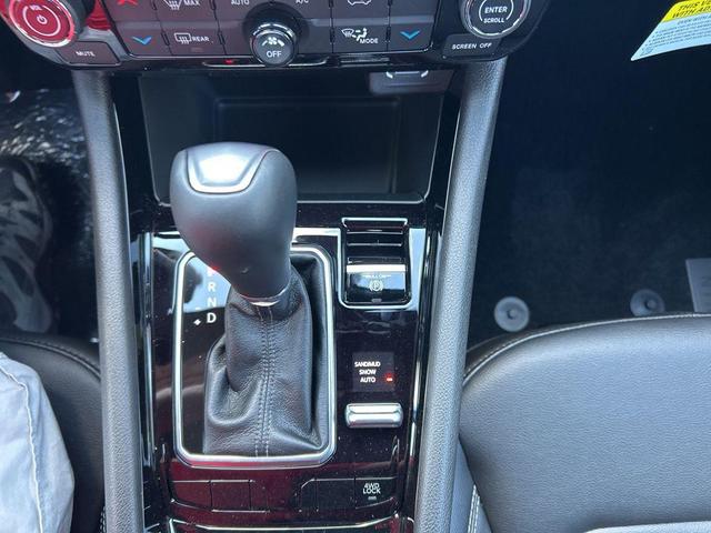 Photo of 2025 Diamond Black Crystal Pearlcoat Jeep Compass