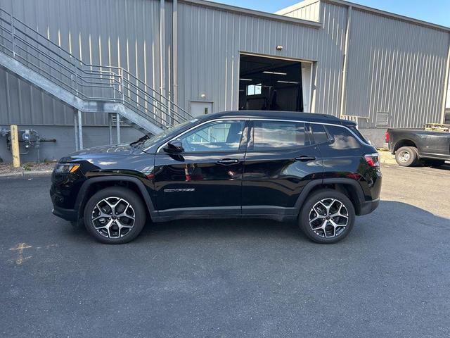 Photo of 2025 Diamond Black Crystal Pearlcoat Jeep Compass