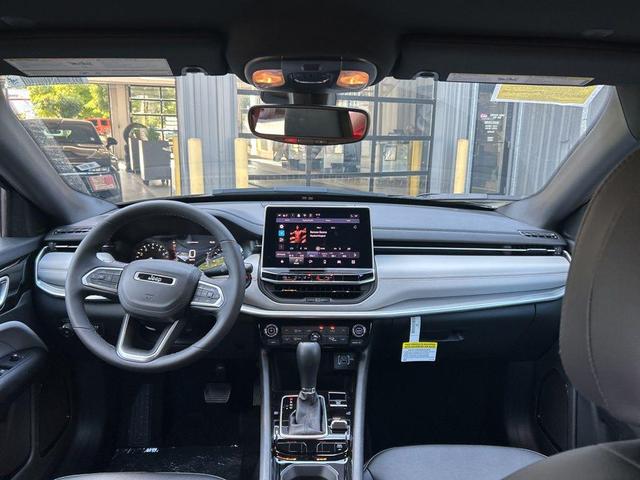 Photo of 2025 Diamond Black Crystal Pearlcoat Jeep Compass