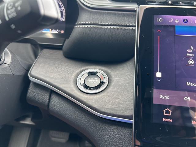 Photo of 2025 Silver Zynith Jeep Grand Cherokee L