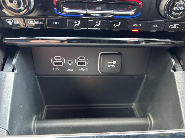 Photo of 2025 Diamond Black Crystal Pearlcoat Jeep Grand Cherokee