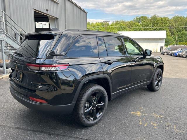 Photo of 2025 Diamond Black Crystal Pearlcoat Jeep Grand Cherokee