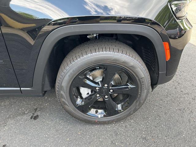 Photo of 2025 Diamond Black Crystal Pearlcoat Jeep Grand Cherokee