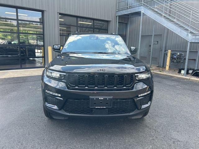 Photo of 2025 Diamond Black Crystal Pearlcoat Jeep Grand Cherokee