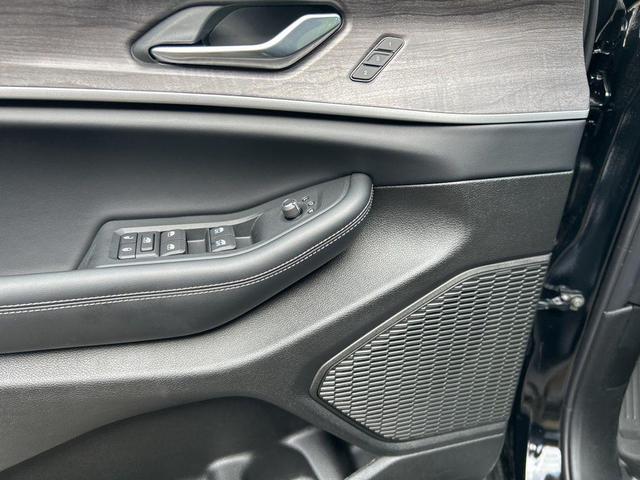 Photo of 2025 Diamond Black Crystal Pearlcoat Jeep Grand Cherokee