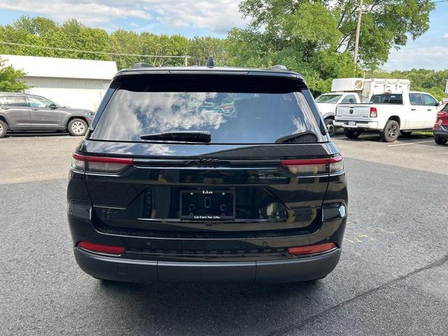 Photo of 2025 Diamond Black Crystal Pearlcoat Jeep Grand Cherokee