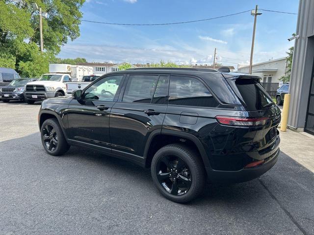 Photo of 2025 Diamond Black Crystal Pearlcoat Jeep Grand Cherokee