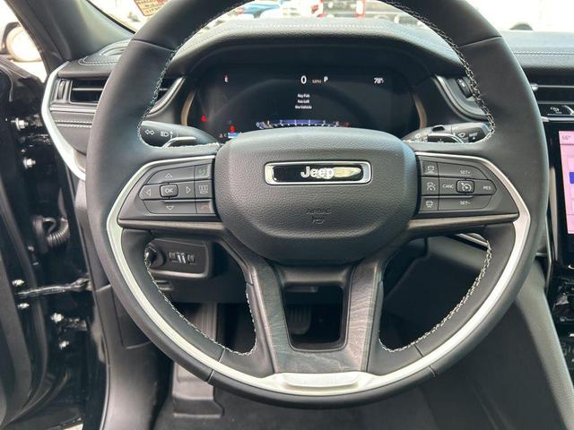 Photo of 2025 Diamond Black Crystal Pearlcoat Jeep Grand Cherokee