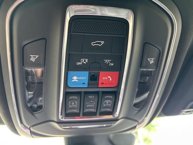 Photo of 2025 Diamond Black Crystal Pearlcoat Jeep Grand Cherokee
