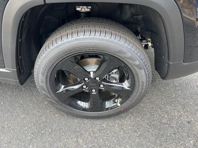 Photo of 2025 Diamond Black Crystal Pearlcoat Jeep Grand Cherokee