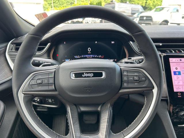 Photo of 2025 Diamond Black Crystal Pearlcoat Jeep Grand Cherokee