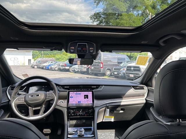 Photo of 2025 Diamond Black Crystal Pearlcoat Jeep Grand Cherokee