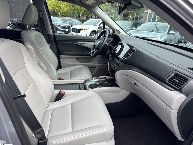 Photo of 2022 Lunar Silver Metallic Honda Pilot