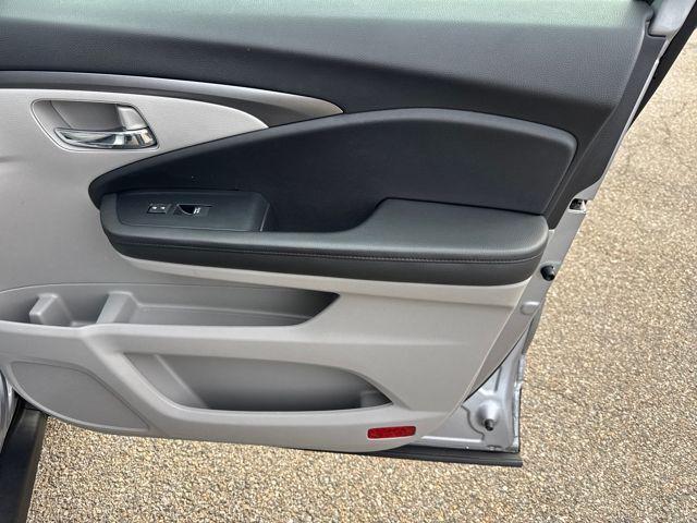 Photo of 2022 Lunar Silver Metallic Honda Pilot