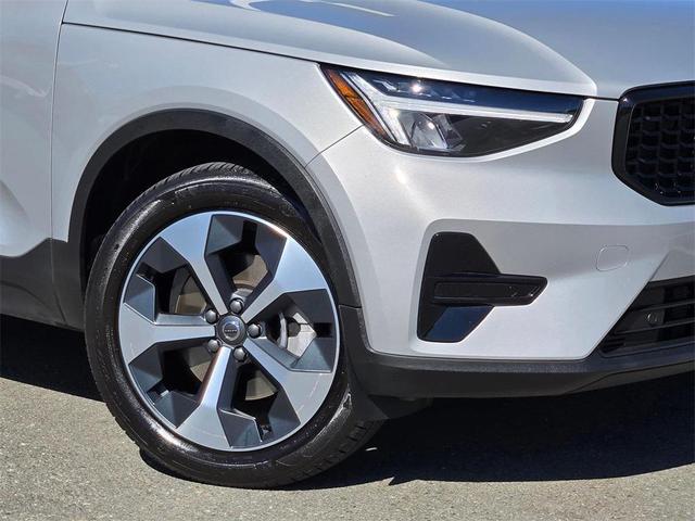 Photo of 2024 Silver Dawn Metallic Volvo XC40