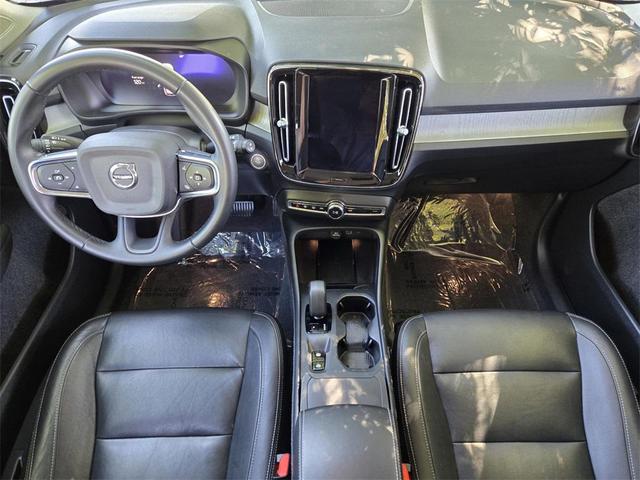 Photo of 2024 Silver Dawn Metallic Volvo XC40