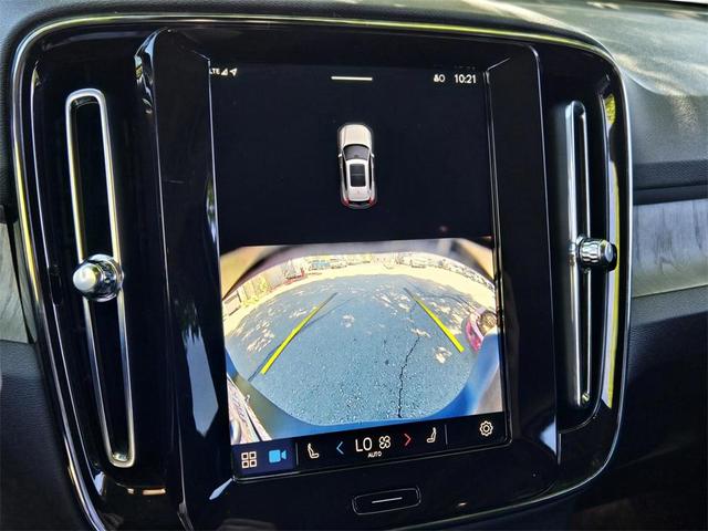 Photo of 2024 Silver Dawn Metallic Volvo XC40