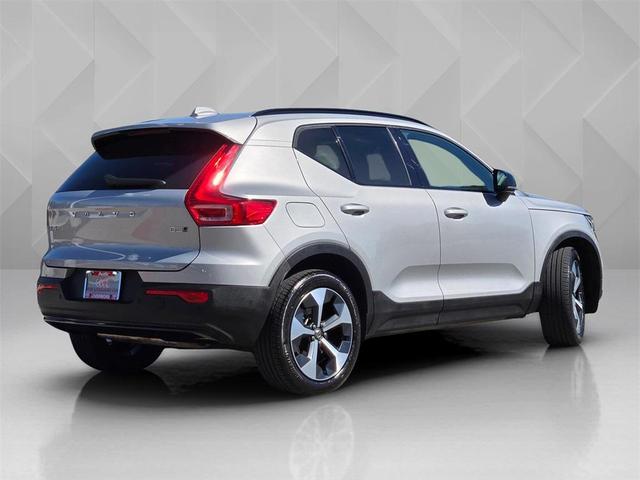 Photo of 2024 Silver Dawn Metallic Volvo XC40